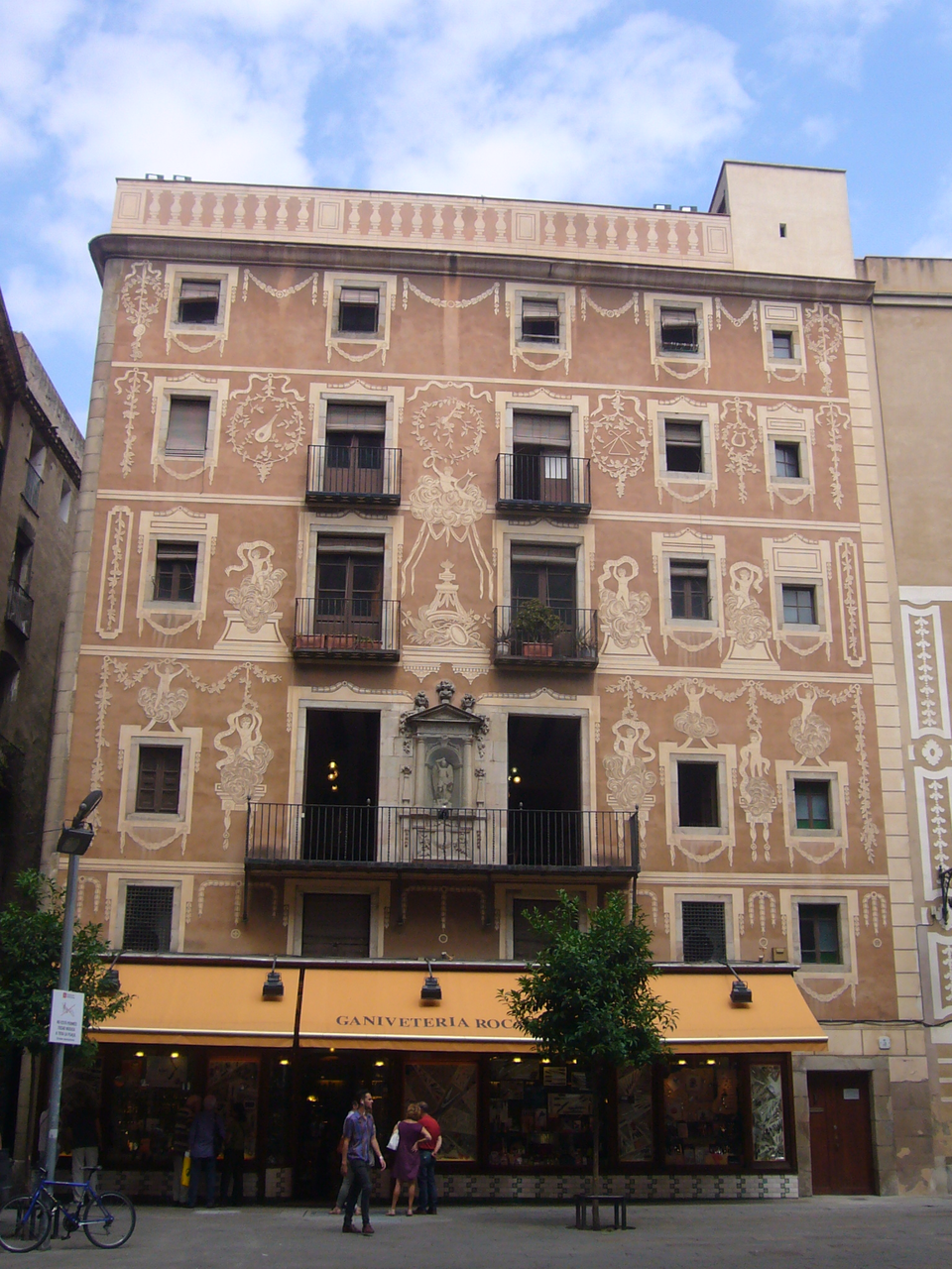 Casa del Gremi de Revenedors . façana esgrafiada 02
